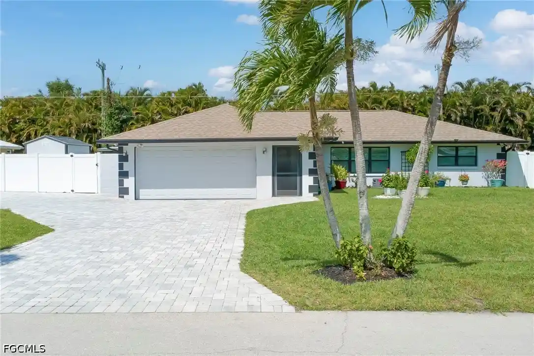 Photo 1 of Single family home for sale at 1089 N Town And River Dr, Fort Myers, FL 33919 | MLS# 2026039679 | Listing updated on 2026-10-24