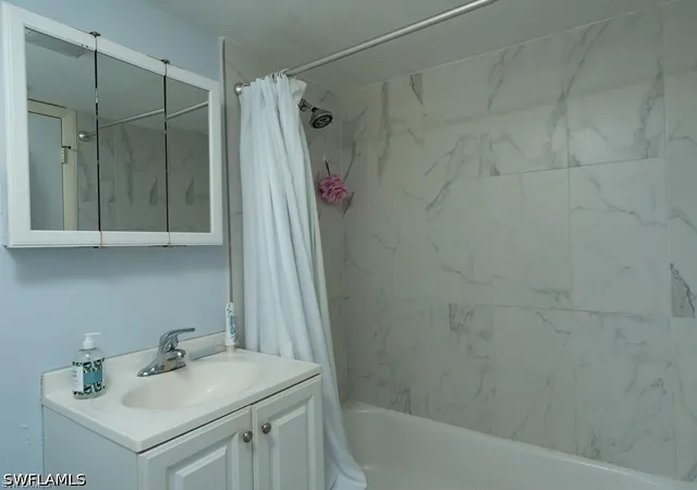 Listing Photo 3 - Condo for sale in building located at 1480 Grn Vly Cir, Naples, FL 34104 - Unit #204