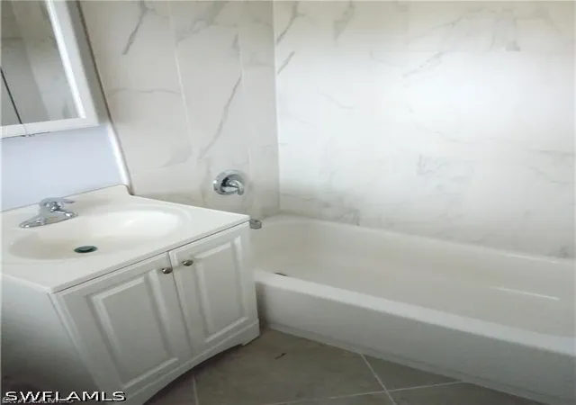 Listing Photo 4 - Condo for sale in building located at 1480 Grn Vly Cir, Naples, FL 34104 - Unit #204