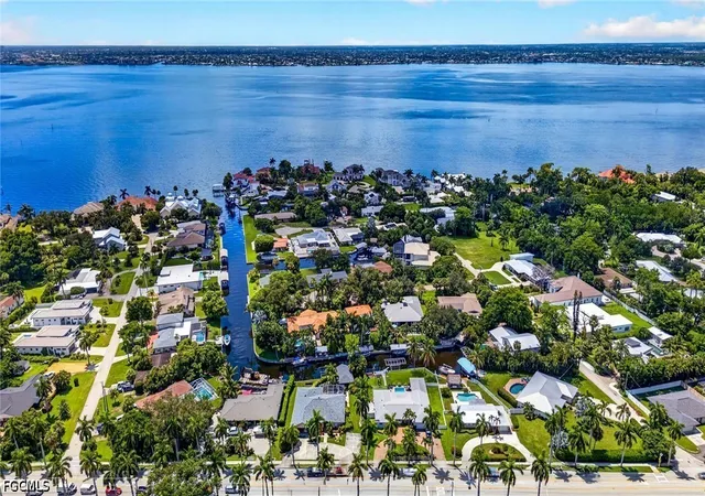 Photo 2 of Single family home for sale at 11030 Mcgregor Blvd, Fort Myers, FL 33919 | MLS# 2026040063 | Listing updated on 2026-09-23