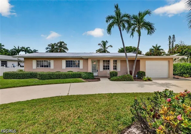 Photo 3 of Single family home for sale at 11030 Mcgregor Blvd, Fort Myers, FL 33919 | MLS# 2026040063 | Listing updated on 2026-09-23