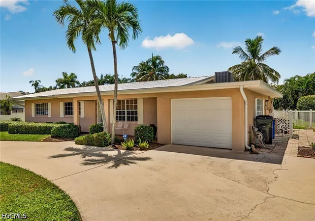 Photo 4 of Single family home for sale at 11030 Mcgregor Blvd, Fort Myers, FL 33919 | MLS# 2026040063 | Listing updated on 2026-09-23