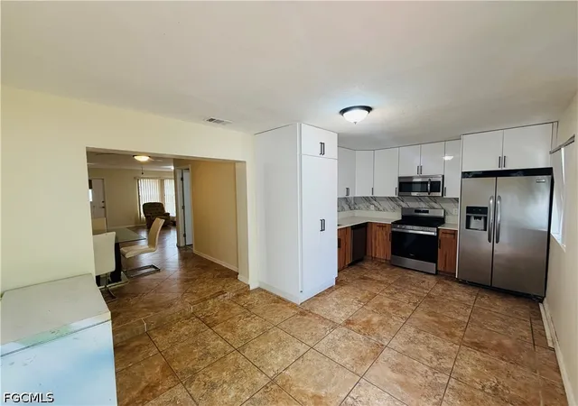 Photo 2 of Single family home for sale at 124 Sebring Cir, Lehigh Acres, FL 33936 | MLS# 2026040321 | Listing updated on 2026-10-02