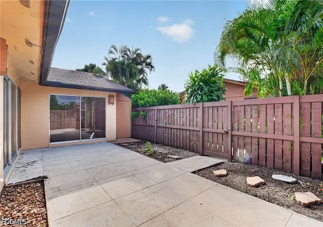 Photo 2 of Townhouse for sale at 6305 Royal Woods Dr, Fort Myers, FL 33908 | MLS# 2026040525 | Listing updated on 2026-10-08