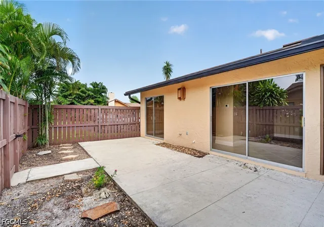 Photo 4 of Townhouse for sale at 6305 Royal Woods Dr, Fort Myers, FL 33908 | MLS# 2026040525 | Listing updated on 2026-10-08