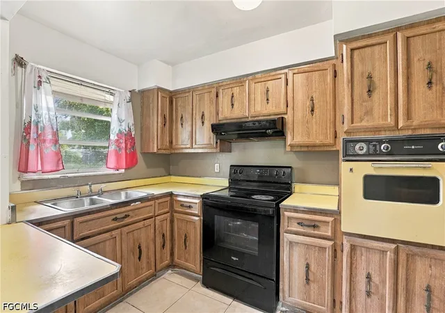 Photo 3 of Sale Pending at 1657 Rudy Ct, Fort Myers, FL 33901 | MLS# 2026040569 | Listing updated on 2026-10-08
