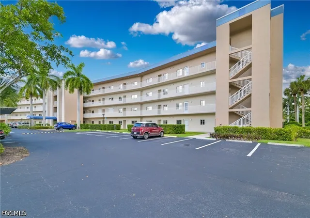 Listing Photo 3 - Condo for sale in building located at 14831 Park Lake Dr, Fort Myers, FL 33919 - Unit #PH01
