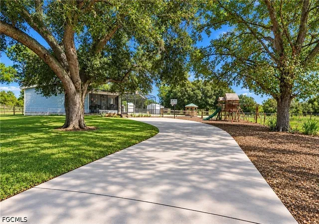 Photo 2 of Manufactured home for sale at 423 N Estribo St, Clewiston, FL 33440 | MLS# 2026040840 | Listing updated on 2026-10-02