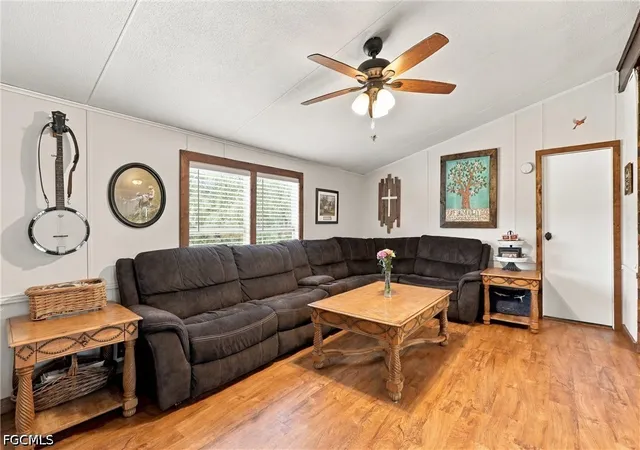 Photo 4 of Manufactured home for sale at 423 N Estribo St, Clewiston, FL 33440 | MLS# 2026040840 | Listing updated on 2026-10-02