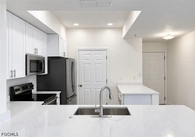 Listing Photo 5 - Condo for sale in building located at 9025 Colby Dr, Fort Myers, FL 33919 - Unit #2120