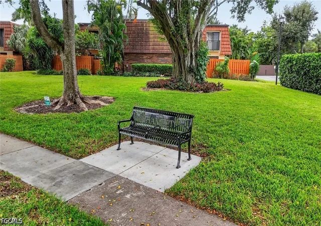 Photo 2 of Townhouse for sale at 1428 Park Shore Cir #4, Fort Myers, FL 33901 | MLS# 2026040996 | Listing updated on 2026-10-08