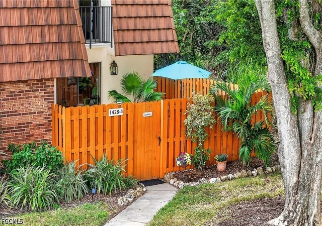 Photo 3 of Townhouse for sale at 1428 Park Shore Cir #4, Fort Myers, FL 33901 | MLS# 2026040996 | Listing updated on 2026-10-08