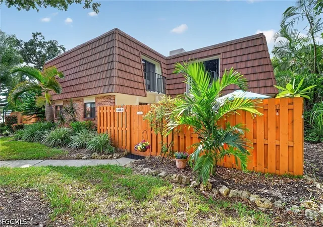 Photo 4 of Townhouse for sale at 1428 Park Shore Cir #4, Fort Myers, FL 33901 | MLS# 2026040996 | Listing updated on 2026-10-08