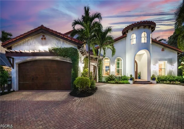 Photo 2 of Mansion for sale at 911 Aqua Ln, Fort Myers, FL 33919 | MLS# 2026041041 | Listing updated on 2026-10-06
