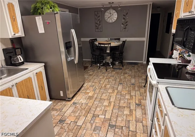 Photo 4 of Manufactured home for sale at 264 Shoreland Dr, Fort Myers, FL 33905 | MLS# 2026041112 | Listing updated on 2026-10-01