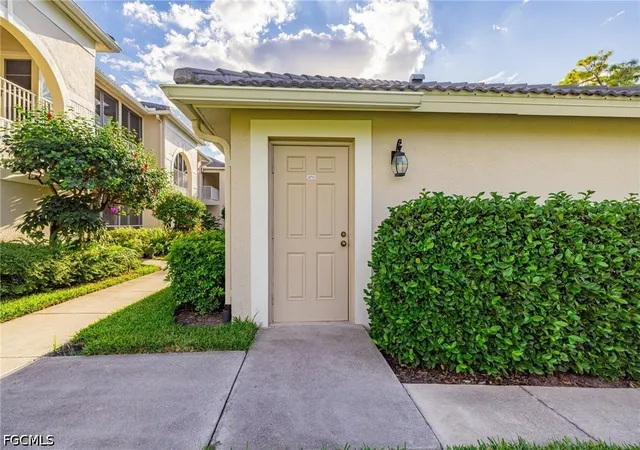 Listing Photo 5 - Condo for sale in building located at 10381 Mcarthur Palm Ln, Fort Myers, FL 33966 - Unit #2711
