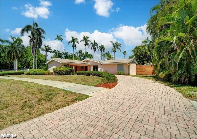 Photo 3 of Single family home for sale at 2627 Mcgregor Blvd, Fort Myers, FL 33901 | MLS# 2026041345 | Listing updated on 2026-10-01