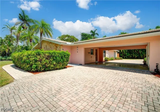 Photo 4 of Single family home for sale at 2627 Mcgregor Blvd, Fort Myers, FL 33901 | MLS# 2026041345 | Listing updated on 2026-10-01
