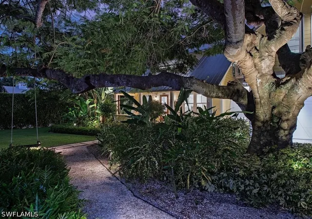 Photo 4 of Single family home for sale at 680 8th Avenue S, Naples, FL 34102 | MLS# 226032348 | Listing updated on 2026-10-01