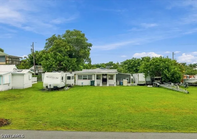 Photo 1 of Single family home for sale at 403 Mango Ave, Goodland, FL 34140 | MLS# 226035012 | Listing updated on 2026-10-03