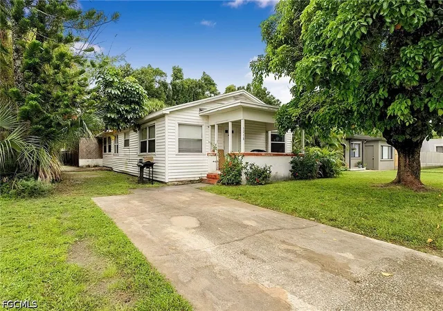Photo 3 of Single family home for sale at 1718 Sunset Pl, Fort Myers, FL 33901 | MLS# 2026041621 | Listing updated on 2026-10-06
