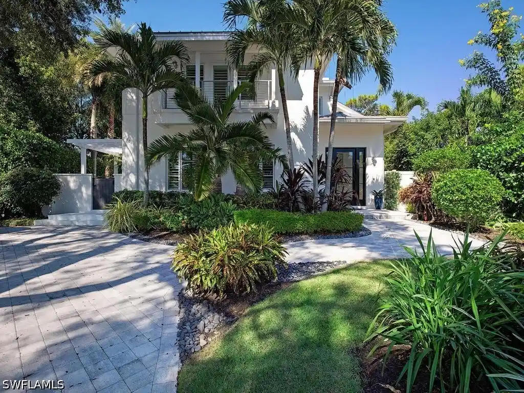 Photo 1 of Single family home for sale at 501 2nd Avenue N, Naples, FL 34102 | MLS# 226034117 | Listing updated on 2026-10-30