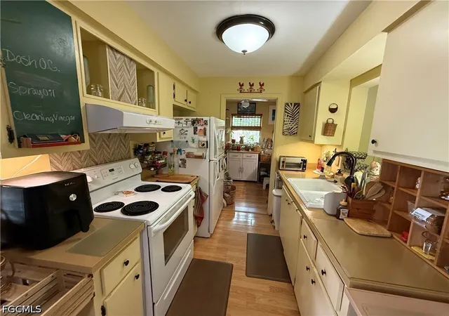 Photo 2 of Single family home for sale at 1635 Kensington Ct, Fort Myers, FL 33907 | MLS# 2026042381 | Listing updated on 2026-10-07