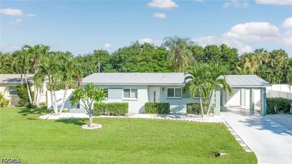 Photo 1 of Sale Pending at 843 Lake Mcgregor Dr, Fort Myers, FL 33919 | MLS# 2026042884 | Listing updated on 2026-10-25