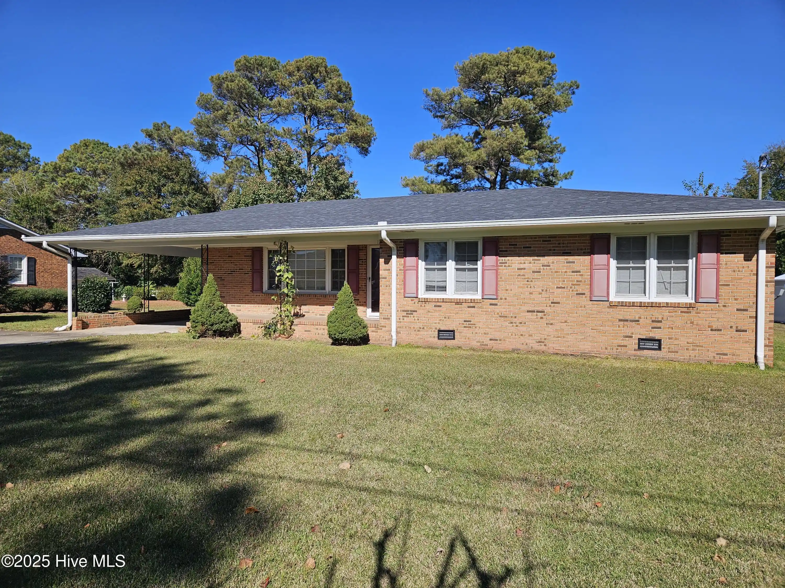Photo 1 of Single family home for sale at 124 Kimberly Dr, Clinton, NC 28328 | MLS# 100606956 | Listing updated on 2026-09-29
