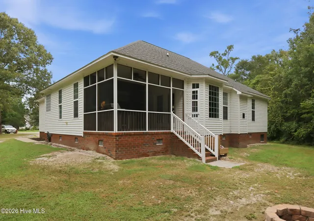 Photo 4 of Single family home for sale at 151 York St, Washington, NC 27889 | MLS# 100599668 | Listing updated on 2026-09-04