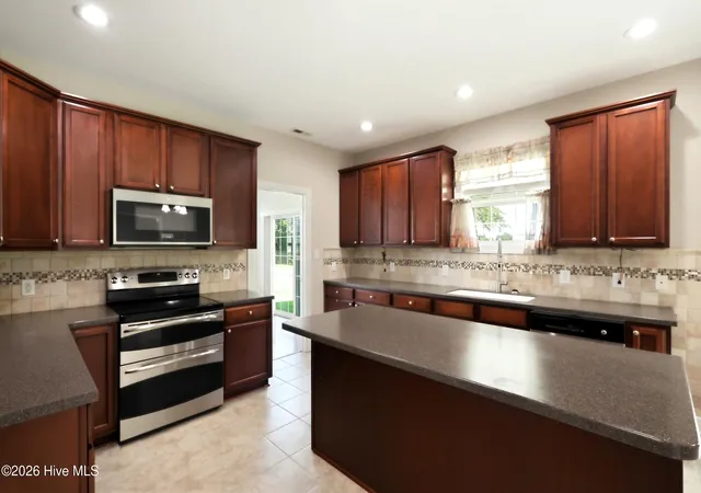 Photo 4 of Single family home for sale at 100 Farmington Dr, Richlands, NC 28574 | MLS# 100599959 | Listing updated on 2026-09-15