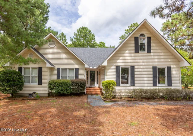 Homes for sale in West End, NC | 102 Seminole Ct, West End, NC 27376 | MLS# 100525048