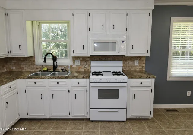 Photo 4 of Single family home for sale at 1811 John Small Ave, Washington, NC 27889 | MLS# 100596817 | Listing updated on 2026-09-05