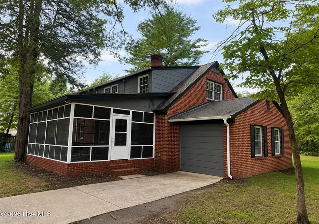 Photo 4 of Single family home for sale at 303 Prince St, Laurinburg, NC 28352 | MLS# 100586611 | Listing updated on 2026-08-29
