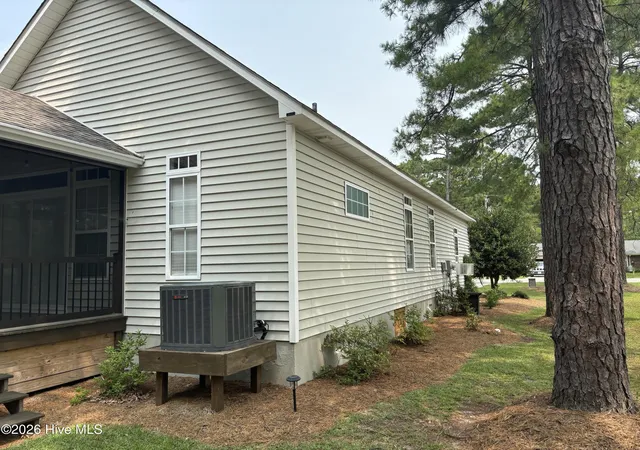 Photo 3 of Single family home for sale at 1817 Caracara Dr, New Bern, NC 28560 | MLS# 100590152 | Listing updated on 2026-08-31