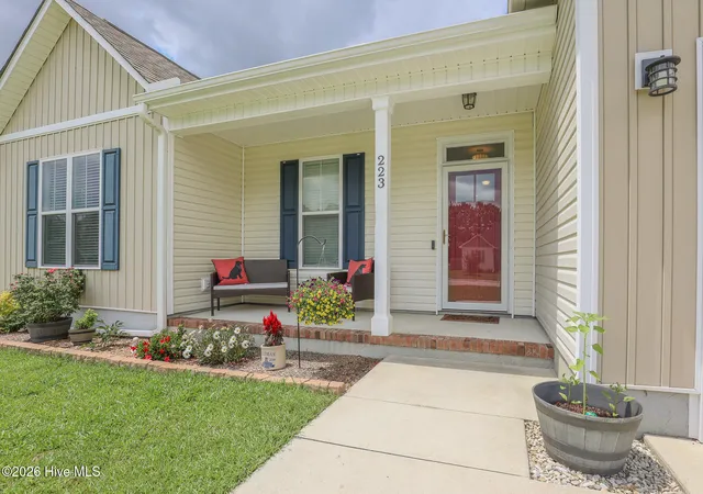 Photo 3 of Single family home for sale at 223 Holly Grv Ct E, Jacksonville, NC 28540 | MLS# 100579166 | Listing updated on 2026-10-01
