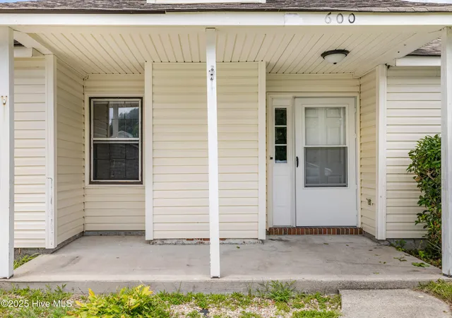 Photo 3 of Single family home for sale at 600 Foxfire Cir, Jacksonville, NC 28546 | MLS# 100521446 | Listing updated on 2026-10-26