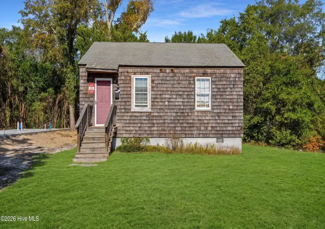 Photo 1 of Single family home for sale at 1015 Queen St, Wilmington, NC 28401 | MLS# 100592245 | Listing updated on 2026-09-15
