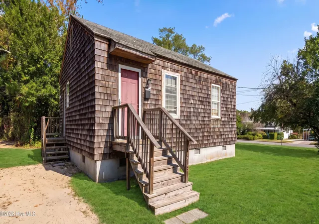 Photo 2 of Single family home for sale at 1015 Queen St, Wilmington, NC 28401 | MLS# 100592245 | Listing updated on 2026-09-15