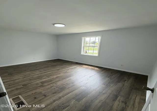 Photo 4 of Single family home for sale at 1015 Queen St, Wilmington, NC 28401 | MLS# 100592245 | Listing updated on 2026-09-15