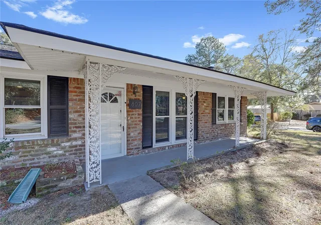 Photo 3 of Single family home for sale at 807 Dyches Dr, Savannah, GA 31406 | MLS# SA358622 | Listing updated on 2026-08-18