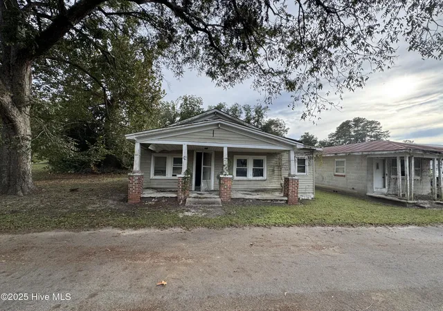 Photo 3 of Single family home for sale at 108 Bell St, Pollocksville, NC 28573 | MLS# 100561872 | Listing updated on 2026-08-18