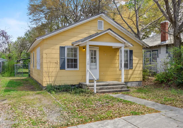 Photo 3 of Single family home for sale at 108 N Dickerson St, Burgaw, NC 28425 | MLS# 100563546 | Listing updated on 2026-08-18