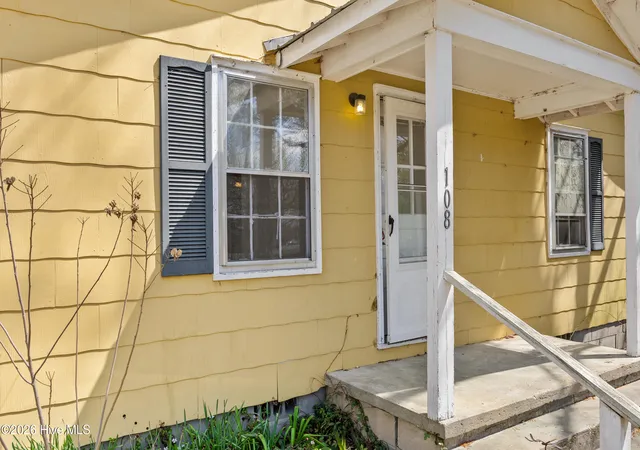 Photo 4 of Single family home for sale at 108 N Dickerson St, Burgaw, NC 28425 | MLS# 100563546 | Listing updated on 2026-08-18