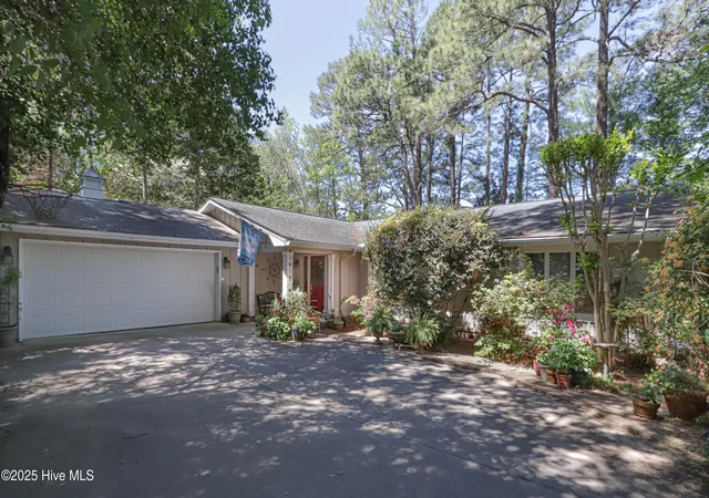 Photo 3 of Single family home for sale at 1 Collett Ln, Pinehurst, NC 28374 | MLS# 100557379 | Listing updated on 2026-09-30