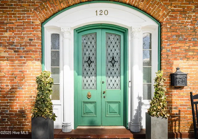 Photo 3 of Single family home for sale at 120 W King St, Edenton, NC 27932 | MLS# 100490634 | Listing updated on 2026-08-24