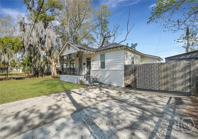 Photo 4 of Single family home for sale at 2106 Bolling St, Savannah, GA 31404 | MLS# SA352968 | Listing updated on 2026-07-17