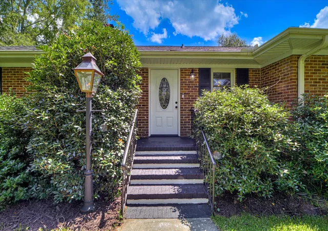 Photo 2 of Single family home for sale at 215 Se Barnard Ave, Aiken, SC 29801 | MLS# 98200385 | Listing updated on 2026-08-18