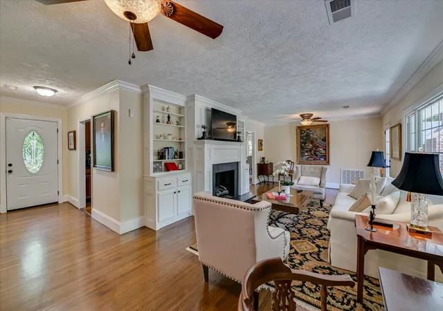 Photo 5 of Single family home for sale at 215 SE Barnard Ave, Aiken, SC 29801 | MLS# 98200385 | Listing updated on 2026-08-18
