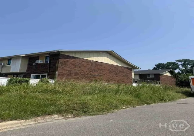 Photo 3 of Multi family home for sale at 8 Lewis Dr, Savannah, GA 31406 | MLS# SA362674 | Listing updated on 2026-08-14